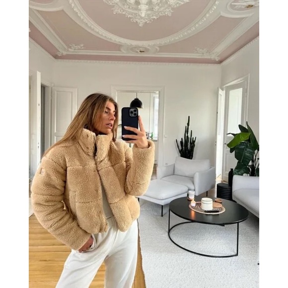 Alo Yoga Sherpa Snow Angel Puffer Camel M - Picture 15 of 15